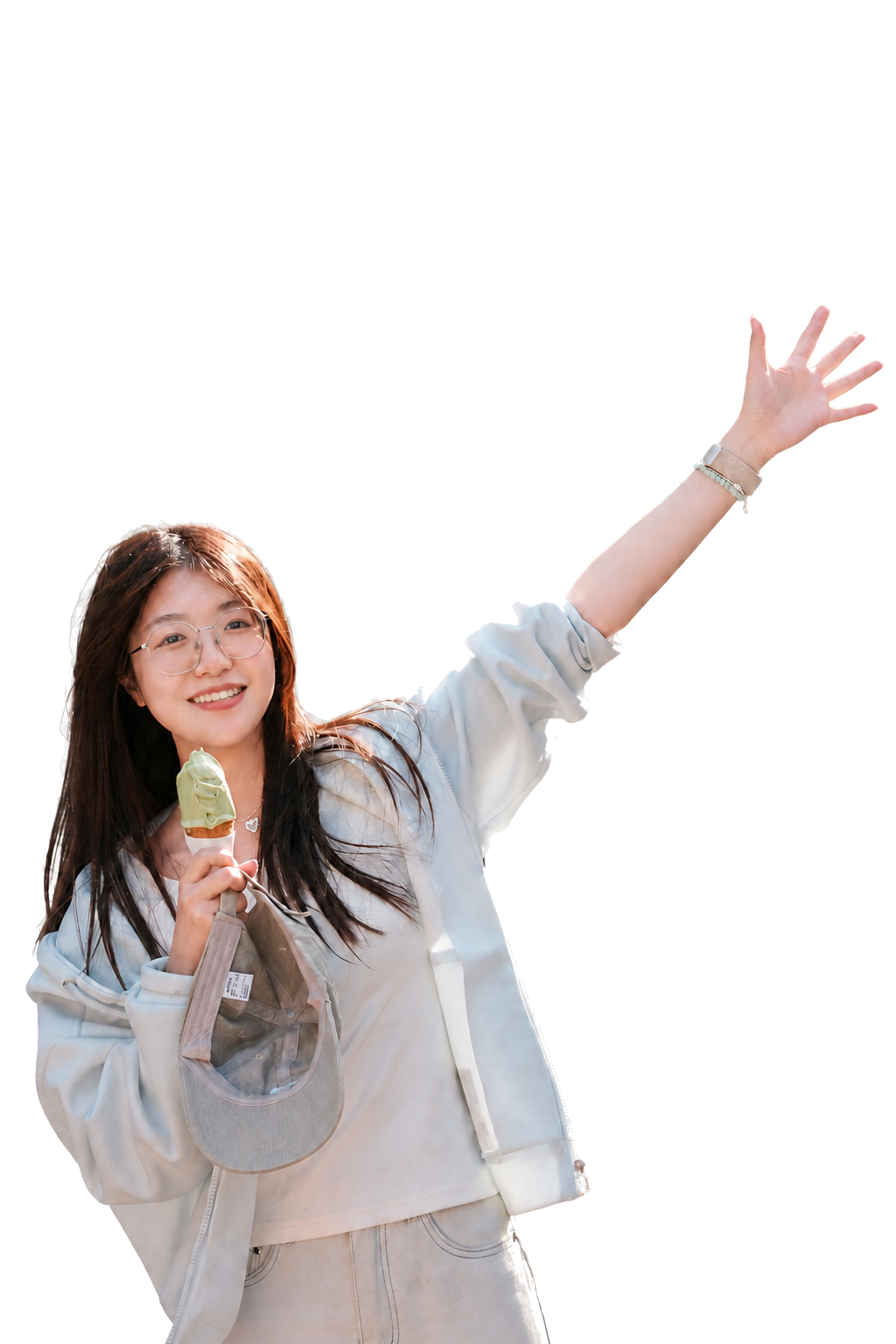 郝一迪微笑着举起手,手中拿着冰淇淋